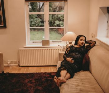 Kobieta w ciąży leży na sofie