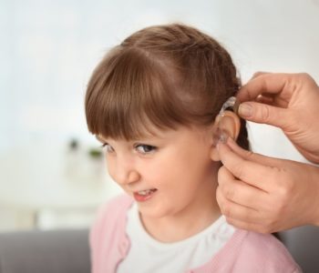 Edukacyjne wyprawy przyjazne dzieciom z aparatami słuchowymi
