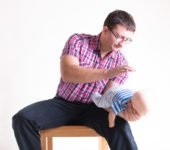 Zadławienie dziecka co robić, pierwsza pomoc przy zadławieniu
