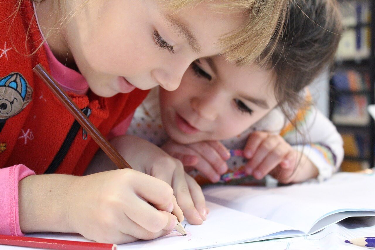 Jak pomóc dziecku w lepszej organizacji nauki? Artykuły biurowe i papiernicze