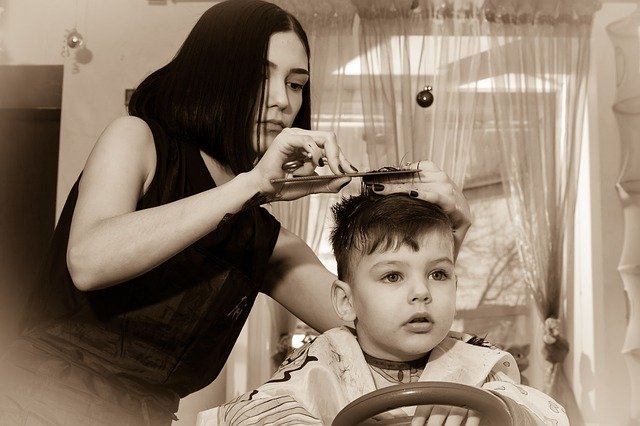 Jak przygotować dziecko do wizyty u fryzjera?