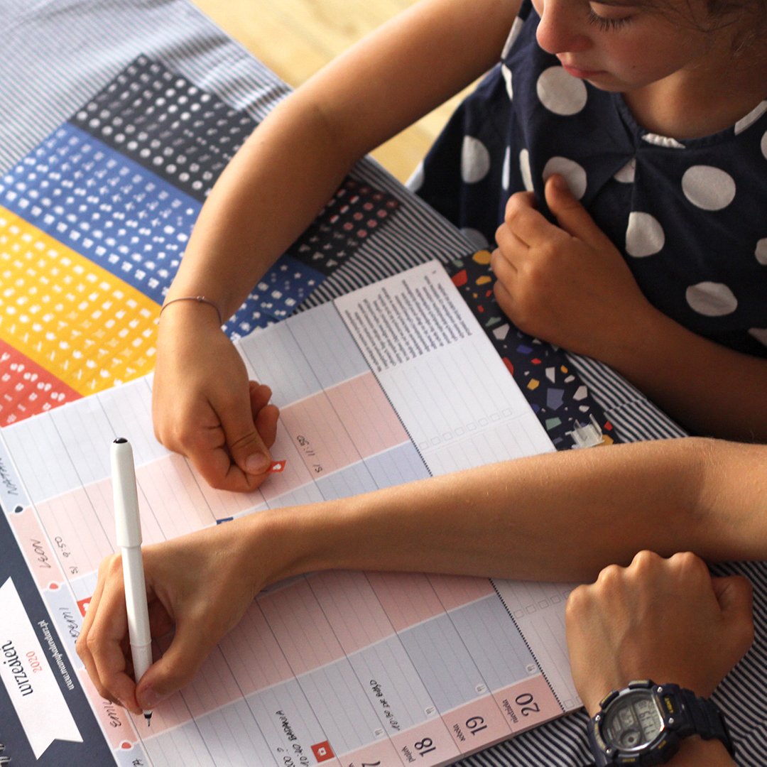 Mamy kalendarz – dzieci piszą i przyklejają naklejki