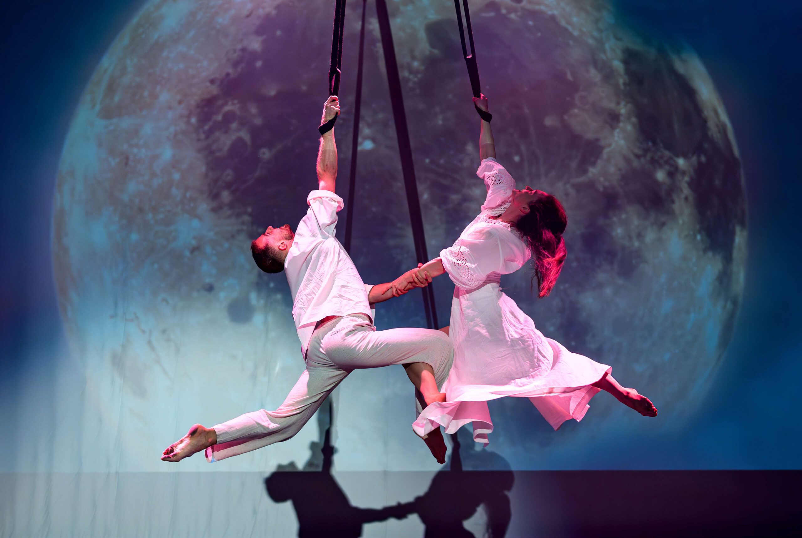 Na październik zaplanowaliśmy dwanaście koncertów. Usłyszymy m.in.: piosenki Jacka Cygana, musicalowe przeboje, kompozycje Jana Kantego Pawluśkiewicza, oprawione dźwiękiem obrazy Józefa Chełmońskiego i Zbigniewa Zamachowskiego w miłosnej opowieści. Dodatkowo ważne utwory Jacka Kaczmarskiego, Justynę Chowaniak w nowym muzycznym projekcie i Dominika Dudka w popowym repertuarze.