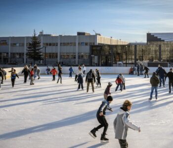 Lodowisko przed Nowohuckim Centrum Kultury