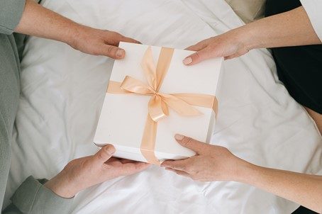 Jak opakować prezenty na Dzień Babci i Dziadka, by wyglądały wyjątkowo?