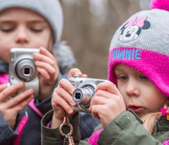 Rodzinne poszukiwanie wiosny z aparatem w dłoni – plener fotograficzny