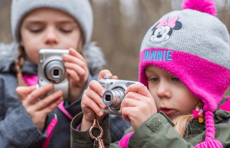 Rodzinne poszukiwanie wiosny z aparatem w dłoni - plener fotograficzny