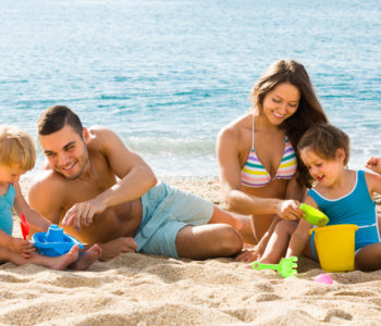 Letni niezbędnik. Jak przygotować rodzinę na wakacyjne wycieczki i podróże?