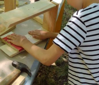 Wuchta drewnianej wiary – letnie warsztaty stolarskie dla rodzin