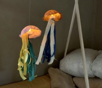 Świecące meduzy z bibuły – dekoracja do pokoju
