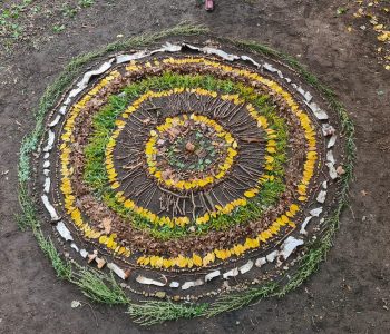 Mandala z jesiennych liści