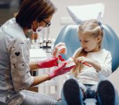 Kiedy wybrać się z dzieckiem do ortodonty? Odpowiadamy