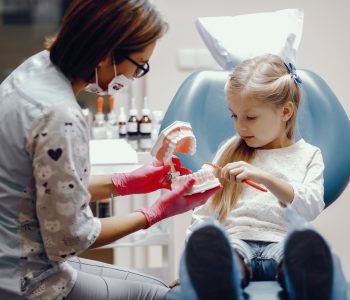 Kiedy wybrać się z dzieckiem do ortodonty? Odpowiadamy