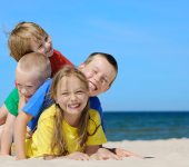 Polskie wybrzeże – idealne miejsce na wakacje z małymi dziećmi