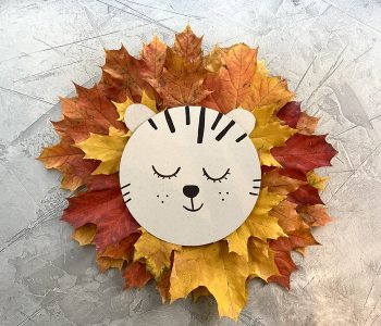 Lew z jesiennych liści