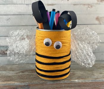 Pojemnik na długopisy – pszczółka z recyklingu