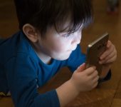 Pięć najczęstszych zagrożeń wynikających z nadmiernego korzystania z urządzeń elektronicznych przez dzieci
