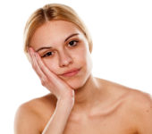 Jak skutecznie walczyć z objawami zmęczenia i starzenia skóry twarzy?