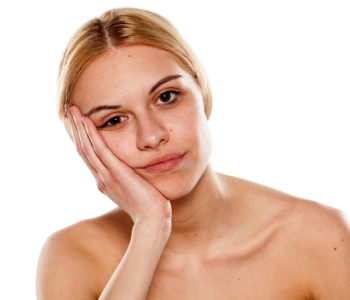 Jak skutecznie walczyć z objawami zmęczenia i starzenia skóry twarzy?