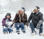 Zimowe aktywności dla dzieci. Pomysły na kreatywne spędzanie czasu w domu