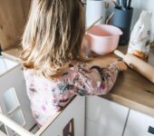 Pomocnik kuchenny dla dzieci – w jaki warto zainwestować? Podpowiadamy!