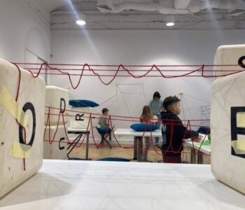 Instalacja – jak możemy bawić się przestrzenią? Warsztaty z cyklu Co robi artyst(k)a? dla rodzin z dziećmi w spektrum autyzmu