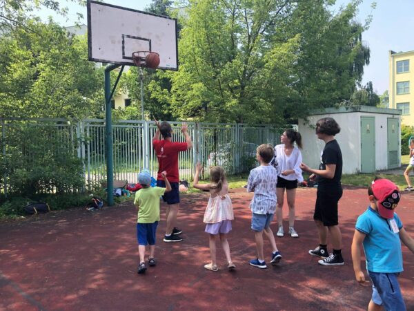 Dzieci grają w koszykówkę