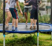 Trampolina i inne gadżety ogrodowe, czyli sprawdzony sposób na zabawę dla całej rodziny