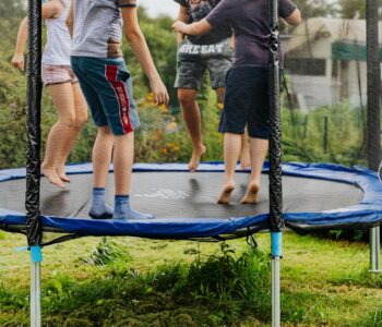 Trampolina i inne gadżety ogrodowe, czyli sprawdzony sposób na zabawę dla całej rodziny