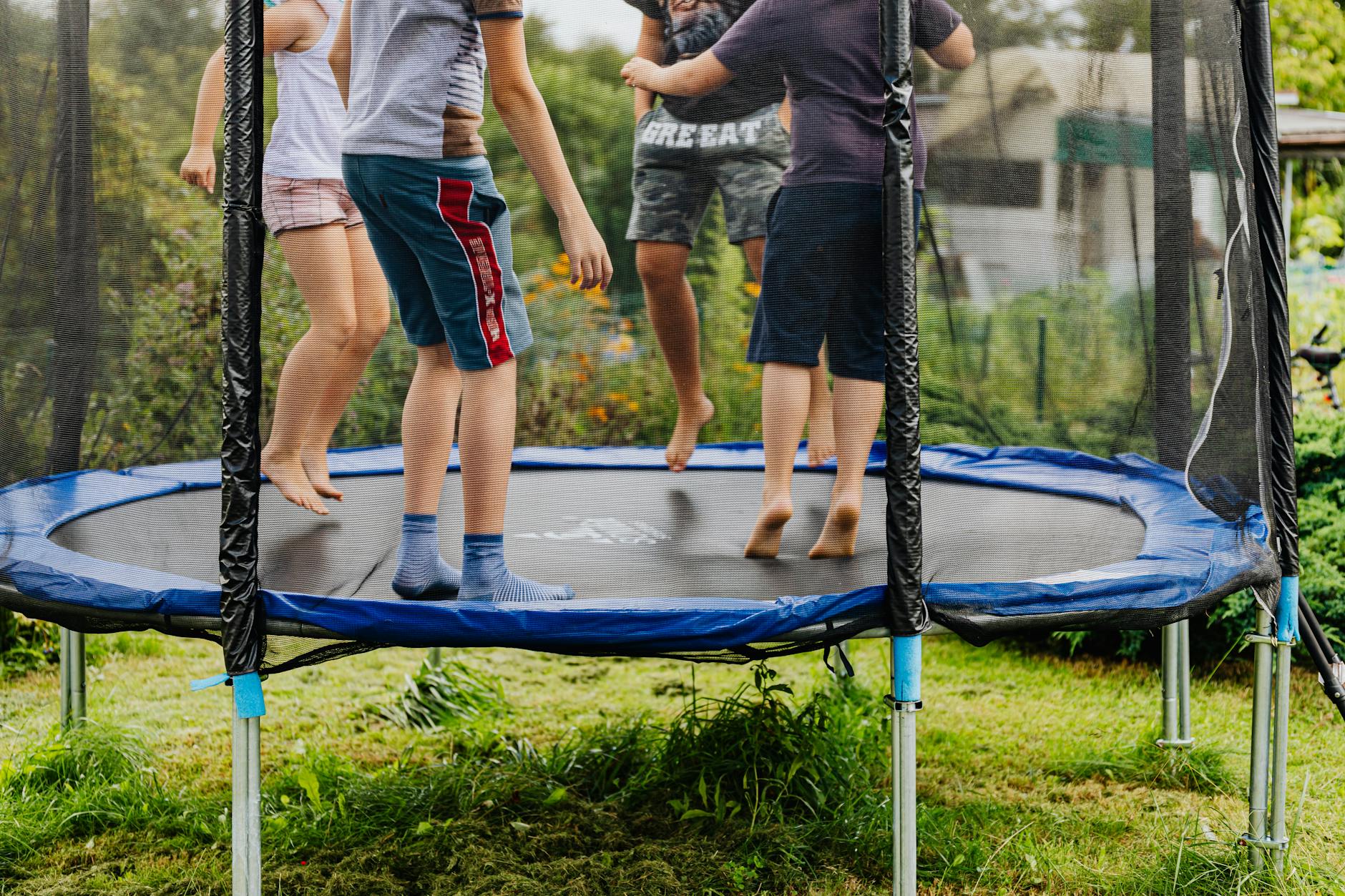 Trampolina i inne gadżety ogrodowe, czyli sprawdzony sposób na zabawę dla całej rodziny