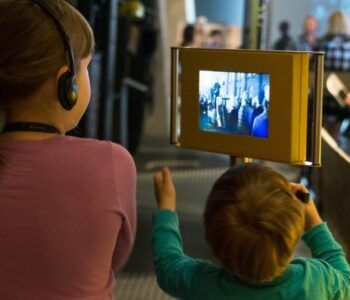 Nie tylko czarno-biała historia! | rodzinne odkrywanie wystaw ECS