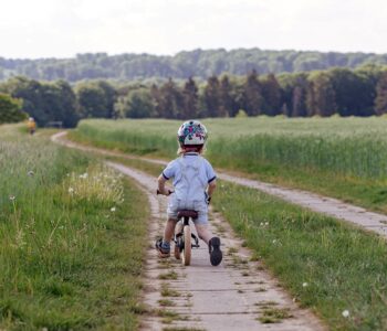 Rowerek biegowy na start – co sprawia, że dzieci tak go kochają?