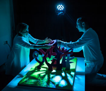 Jedyna taka instalacja teatralna w Polsce, która ożywia teatr – ŁAMIGŁÓWKA TEATRALNA