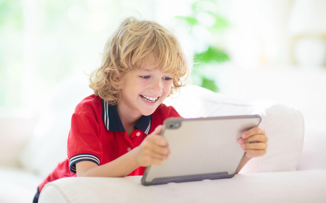 Jak zachęcić dziecko do nauki angielskiego przez internet?