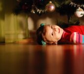 Ubieranie choinki z małym dzieckiem. Jak zadbać o bezpieczne święta?