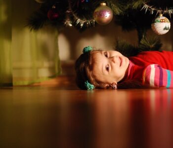 Ubieranie choinki z małym dzieckiem. Jak zadbać o bezpieczne święta?