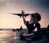 Na wakacje samolotem z dziećmi? Zaplanuj z głową!