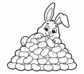 Czekoladowy zajączek wyłaniający się zza stosu kolorowych żelków, kolorowanka dla dzieci, czarne kontury, białe tło.