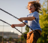 Dziecko huśtające się na huśtawce - tytułowa