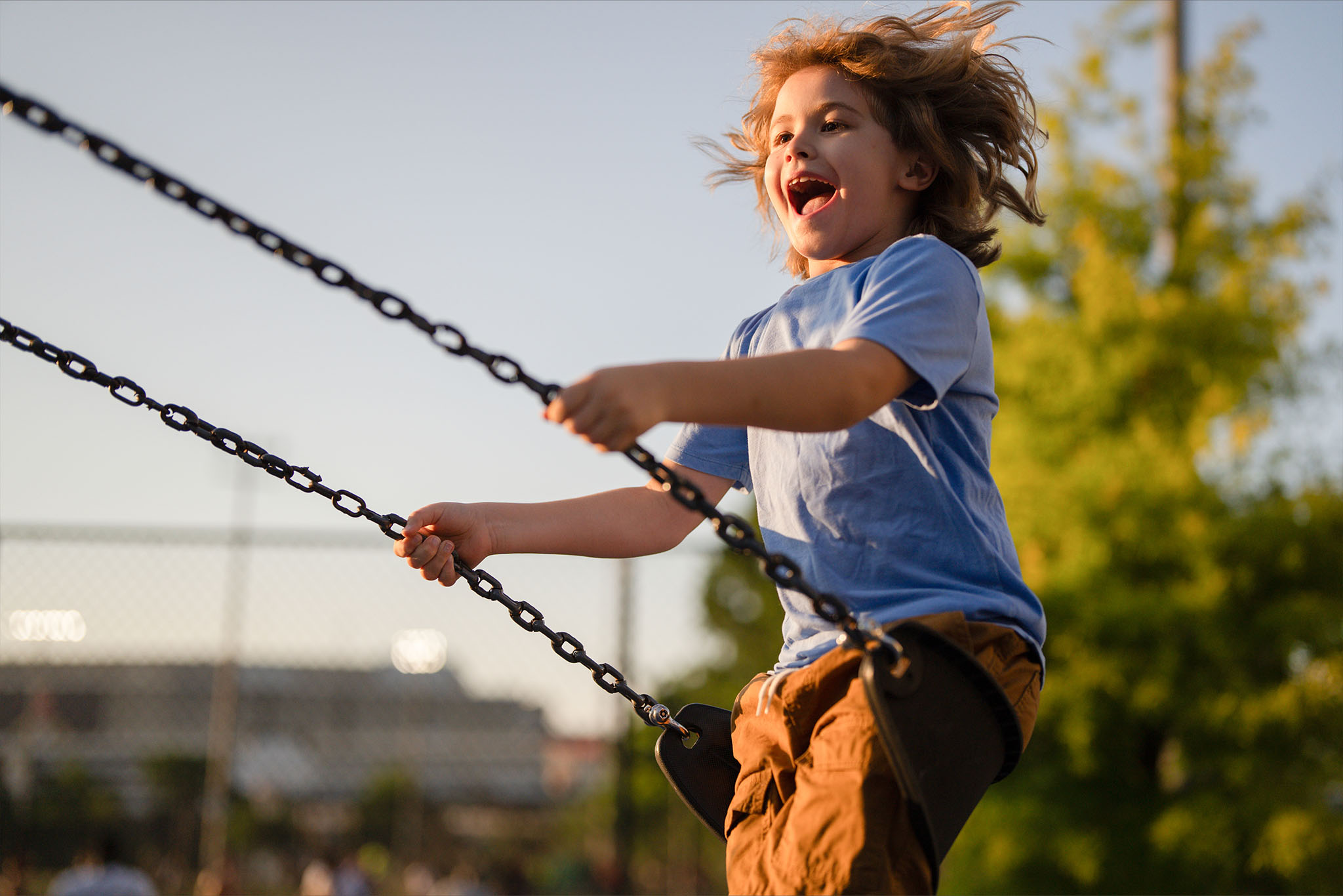 Dziecko huśtające się na huśtawce - tytułowa