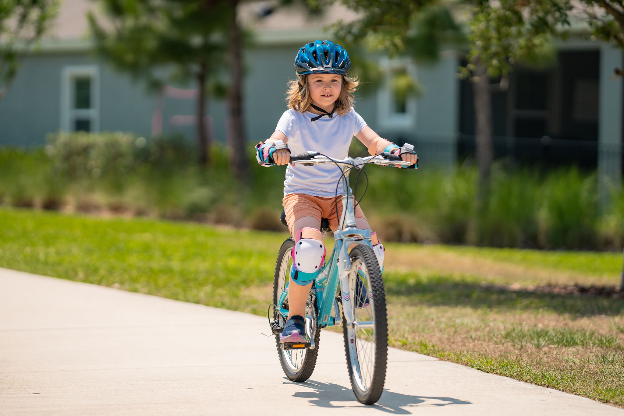 Dziecko jadące na rowerze w parku - zdjęcie.
