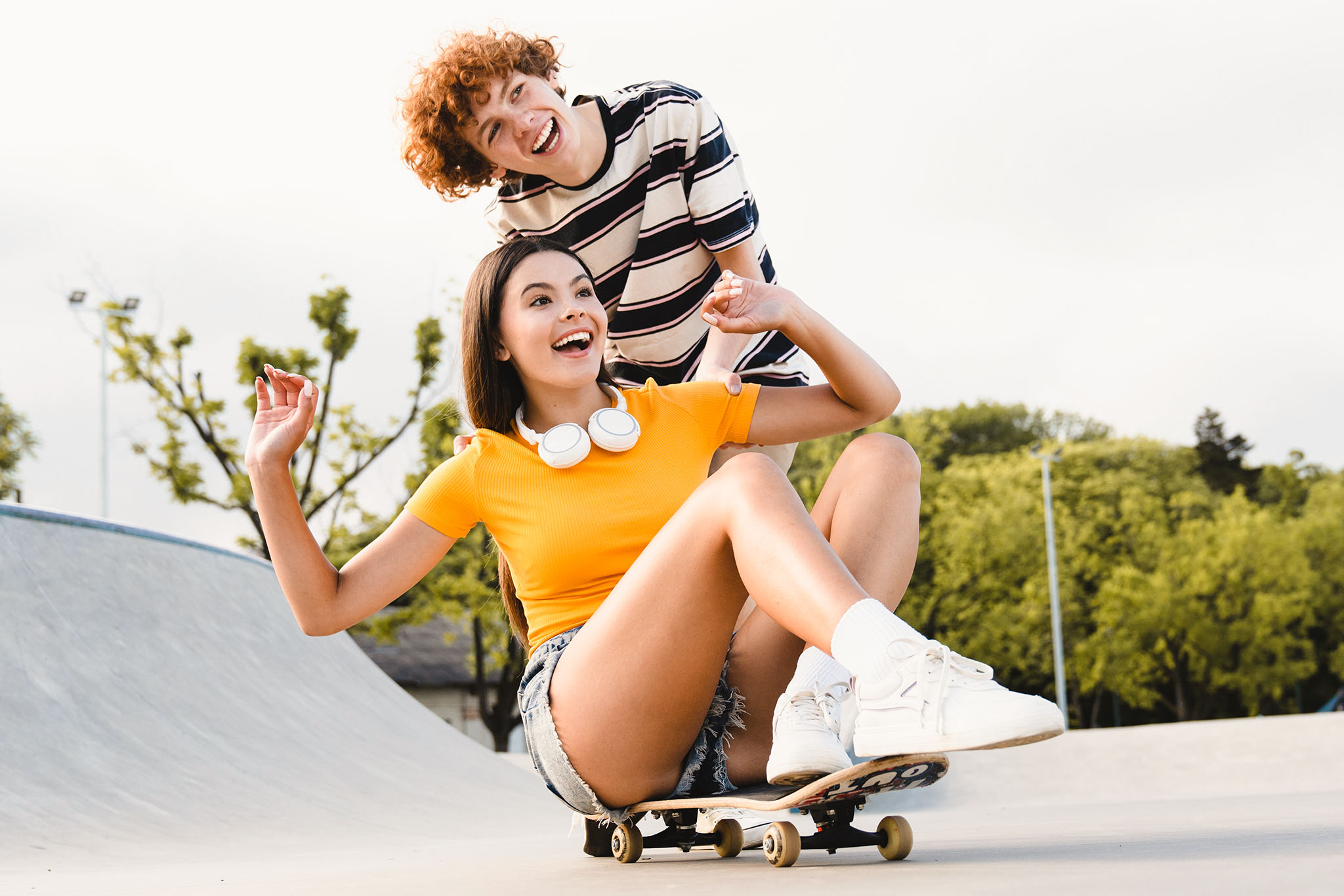 Nastolatki jeżdżące na deskorolce - zdjęcie.