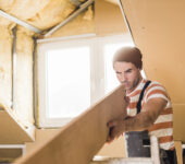 Praca za granicą a rodzina w Polsce. Jak wyliczyć sumę ubezpieczenia, by zapewnić bliskim byt?