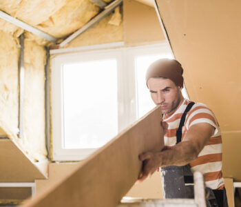 Praca za granicą a rodzina w Polsce. Jak wyliczyć sumę ubezpieczenia, by zapewnić bliskim byt?