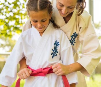 Kimono karate kyokushin dla dzieci – dlaczego model FUJIMAE dla początkujących to najlepszy wybór na start?