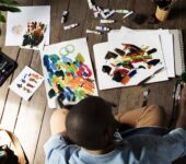 Interesuje Cię wpływ sztuki na emocje i samopoczucie ludzi? Odkryj studia z arteterapii!