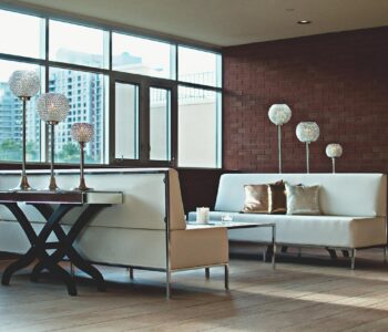 Czy fotele beżowe są praktyczne do salonu?