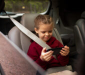 Bezpieczeństwo dzieci w aucie – jak technologie wspierają rodziców w trasie?