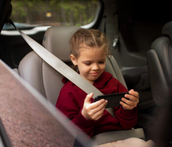 Bezpieczeństwo dzieci w aucie – jak technologie wspierają rodziców w trasie?