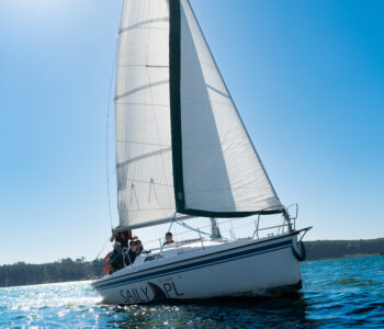 Jakie uprawnienia przydają się podczas pływania po jeziorze?